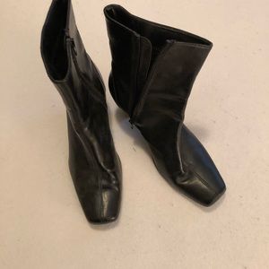 Aerosole Flex black bootie sz8